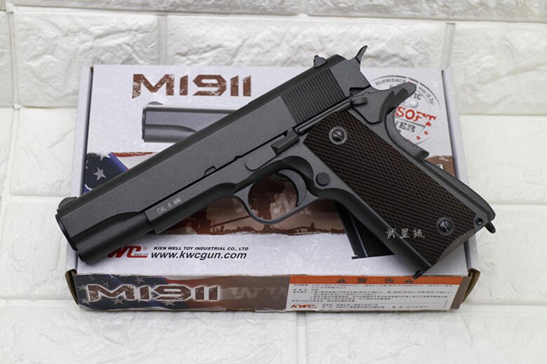 Pistol KWC M1911A1 dengan konstruksi full metal dan magazen 17 rounds