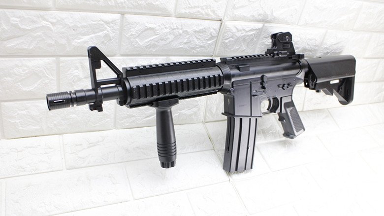 KWC M4A1 CQB berbahan ABS Plastic dengan magazen berkapasitas 350 rounds