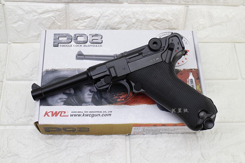 Pistol KWC Luger P08 dengan bodi full metal dan desain toggle-lock klasik