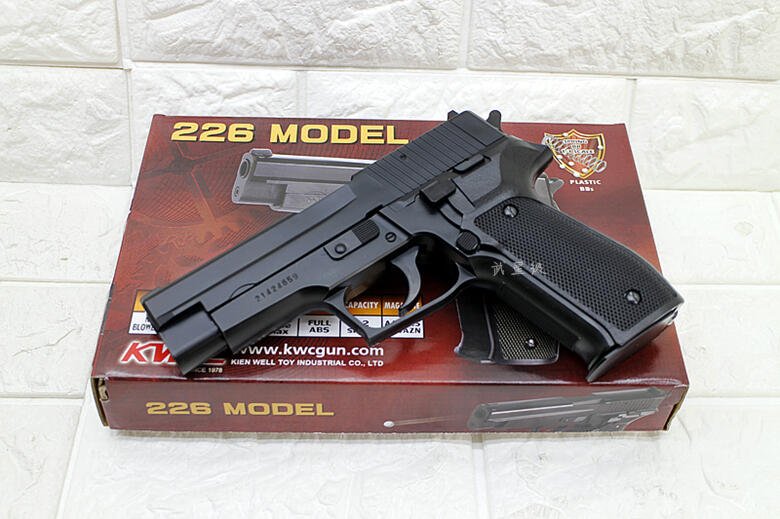 Pistol KWC P226 berbahan ABS dengan desain Navy Tactical dan magazen 12 rounds