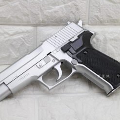 Pistol KWC P226 berbahan ABS dengan sistem spring manual dan magazen 12 round