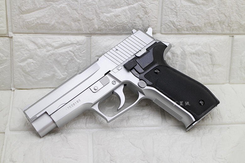 Pistol KWC P226 berbahan ABS dengan sistem spring manual dan magazen 12 round