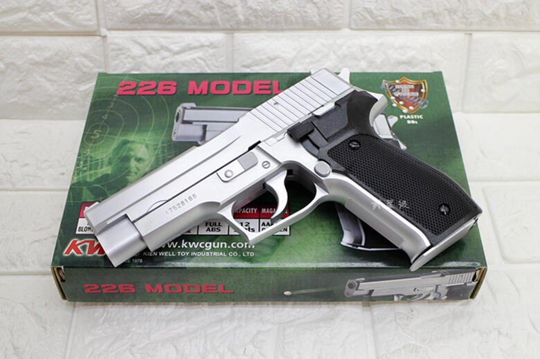 Pistol KWC P226 berbahan ABS dengan sistem spring manual dan magazen 12 rounds