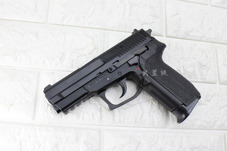 Pistol KWC SP2022 berbahan ABS dengan desain SIG Sauer dan magazen 25 rounds