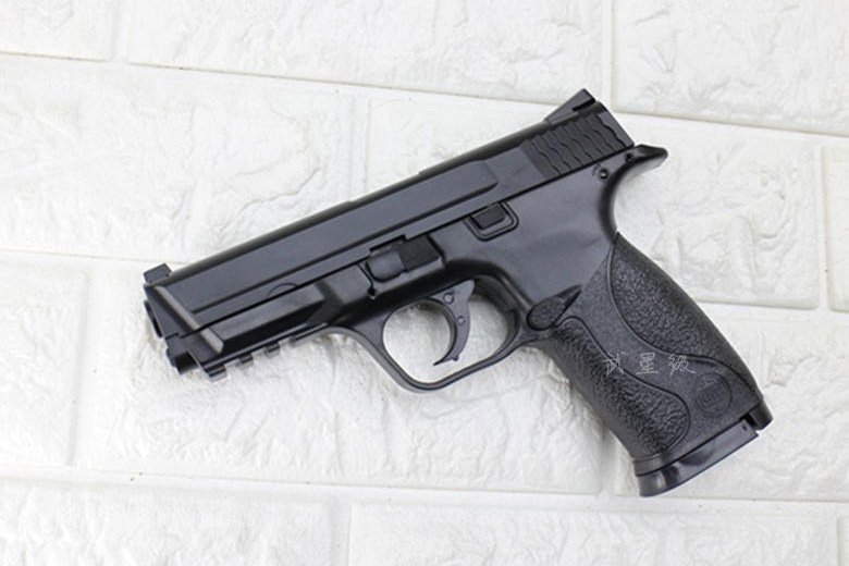 Pistol KWC M&P40 berbahan ABS Polymer dengan magazen 26 rounds