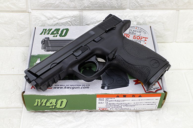 Pistol KWC M&P40 hitam dengan frame ABS dan magazen metal