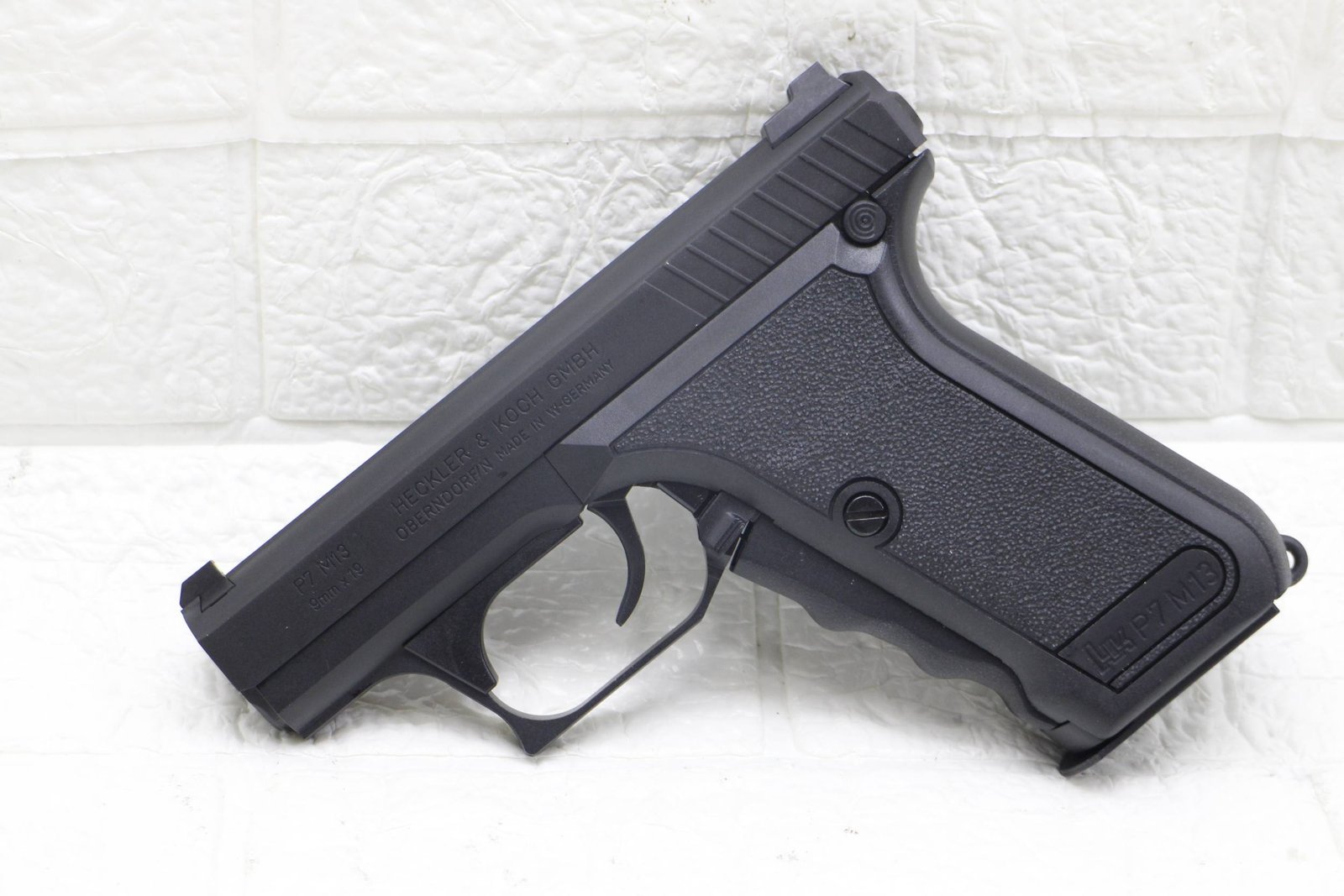 Umarex VFC H&K P7M13 GBB Airsoft Engraved Version dengan stainless steel outer barrel